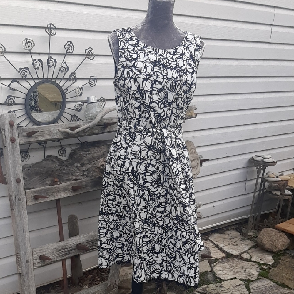LINEA DOMANI🤍Elegant Monochrome Floral Midi Dress with LACE HEM UNDERLAY Sz 12 - Picture 3 of 11